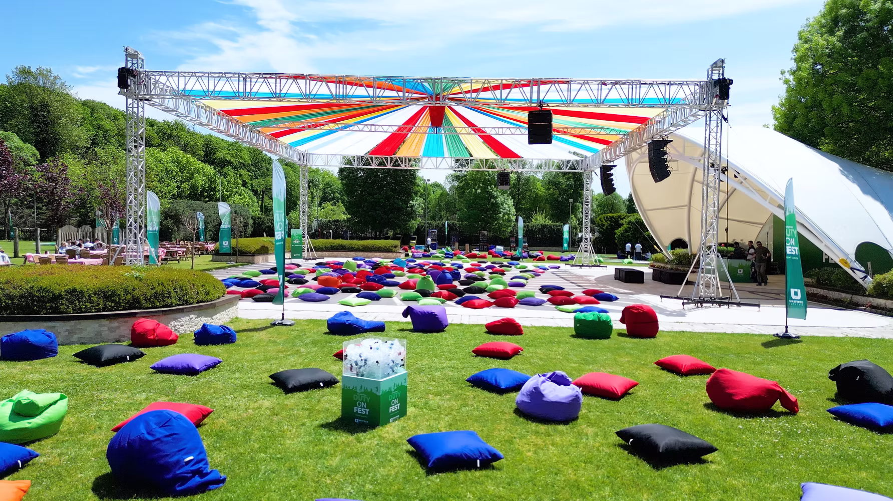 Event Garden kurumsal etkinlik alanı ve renkli açık hava sahnesi